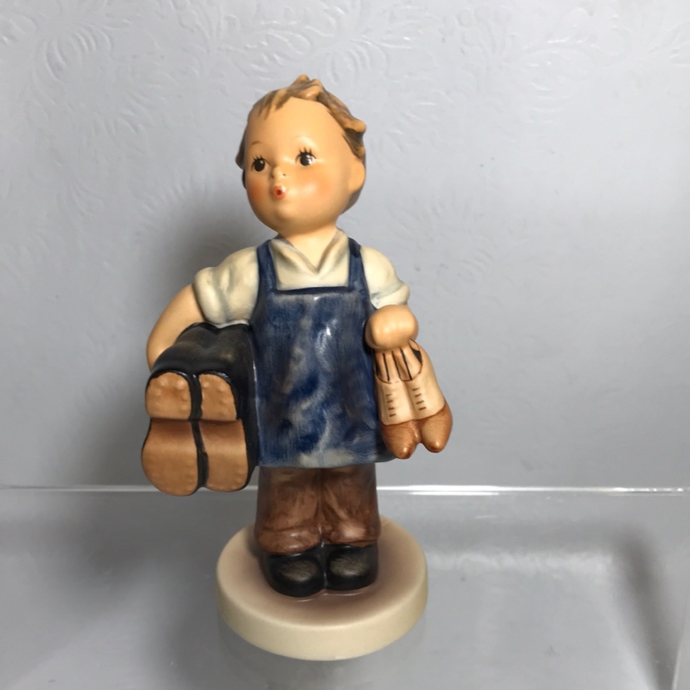 M.J. Hummel Goebel Brand Meister Wichtig Boots Figure Final Issue